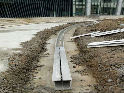 環(huán)達集團前廣場縫隙式排水溝施工現場