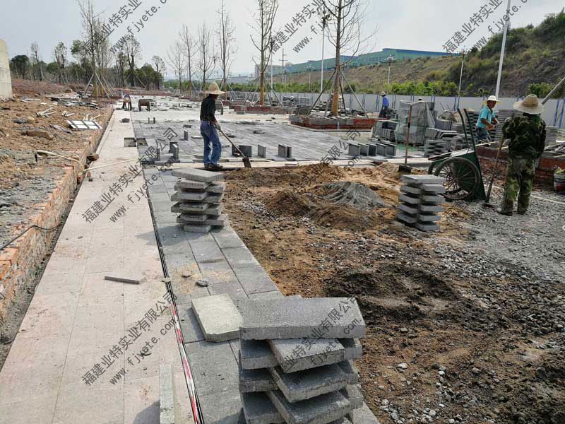 动车站广场缝隙式排水沟安装图