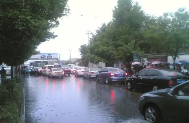 下雨城市堵车
