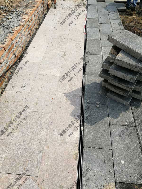 车站广场缝隙式排水沟案例