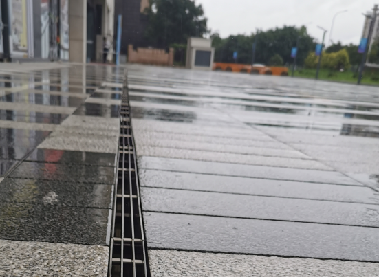 广场缝隙式排水沟案例